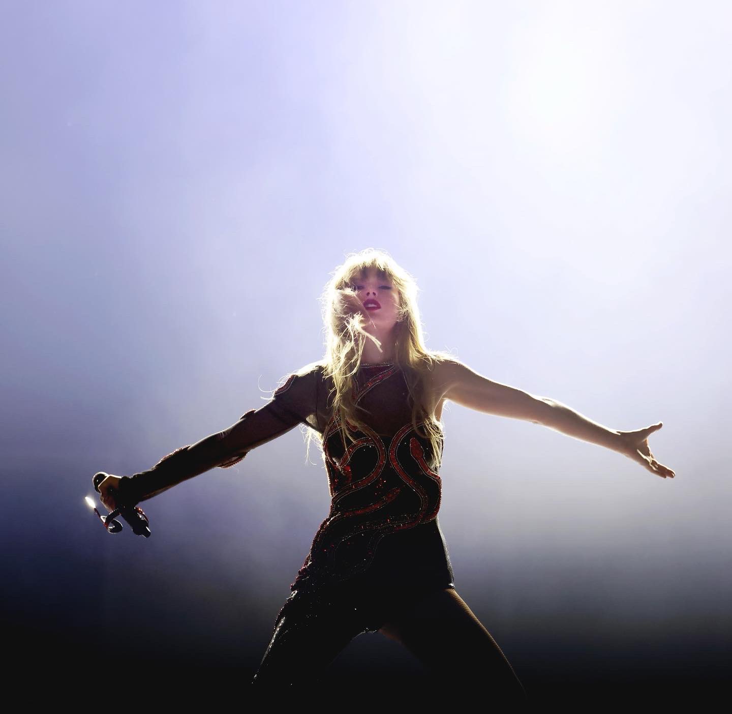 VIDEO Taylor Swift se avienta un clavado en pleno escenario