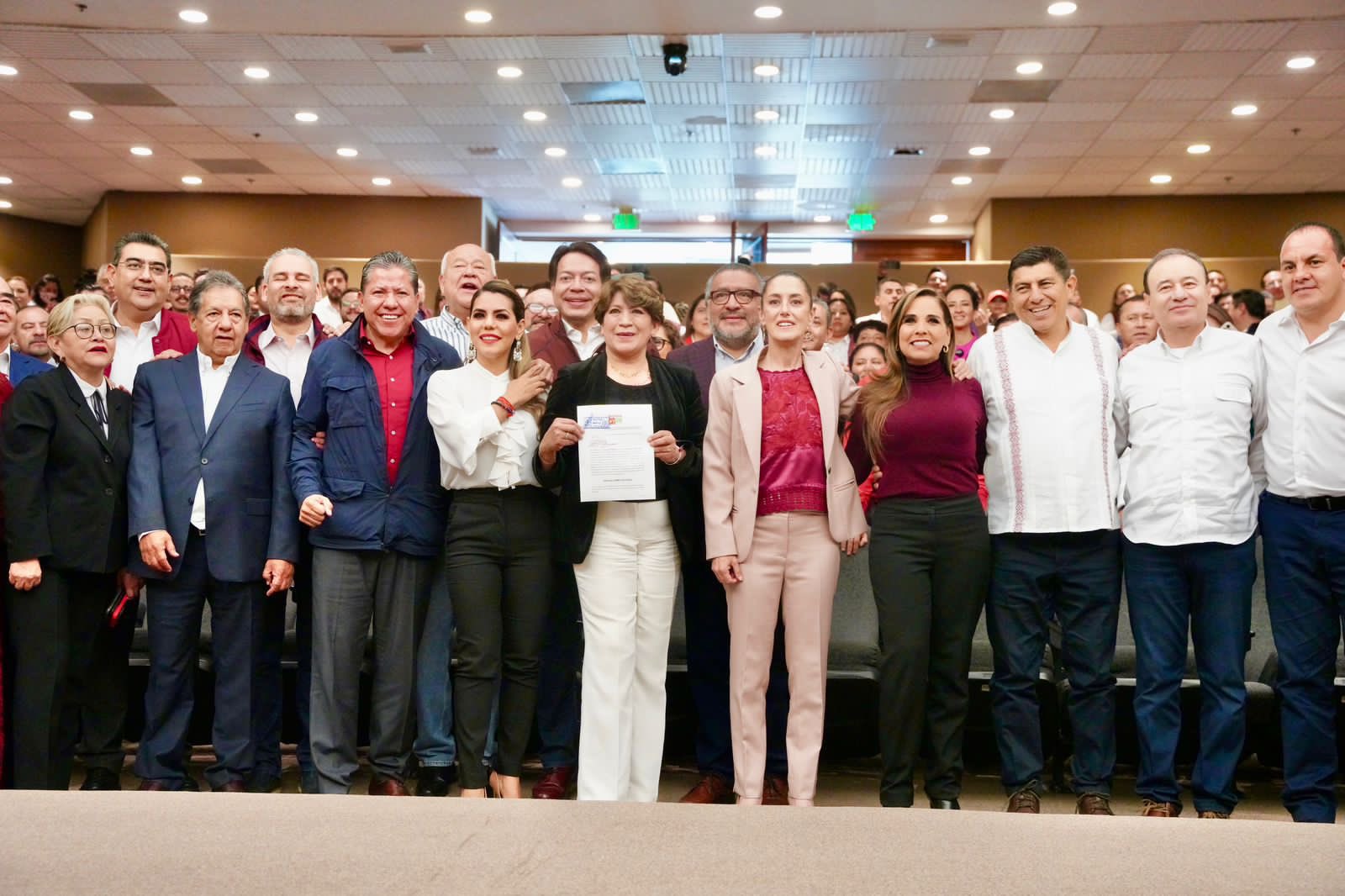Acompaña Céspedes a Delfina Gómez a registrarse como candidata del Edomex