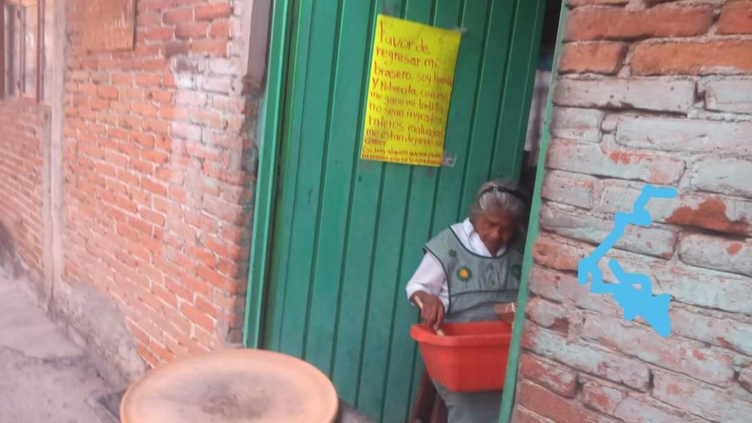 Abuelita de Puebla pone anuncio sobre robo de su bracero y se hace viral