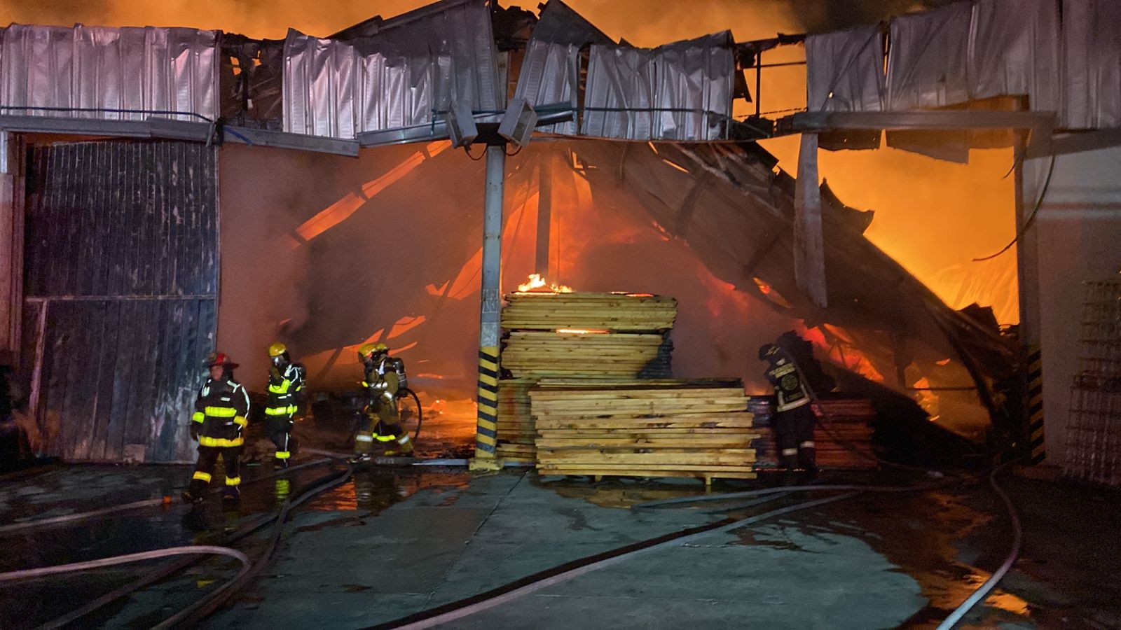VIDEO Incendio en fábrica de muebles moviliza a bomberos de Cholula y Puebla