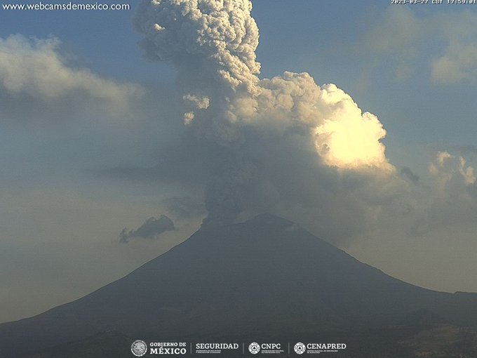 Popocatépetl registra fumarola de 3 kilómetros sobre el cráter