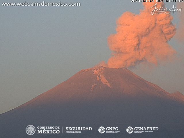 Poblanos amanecen con gran fumarola del Popocatépetl