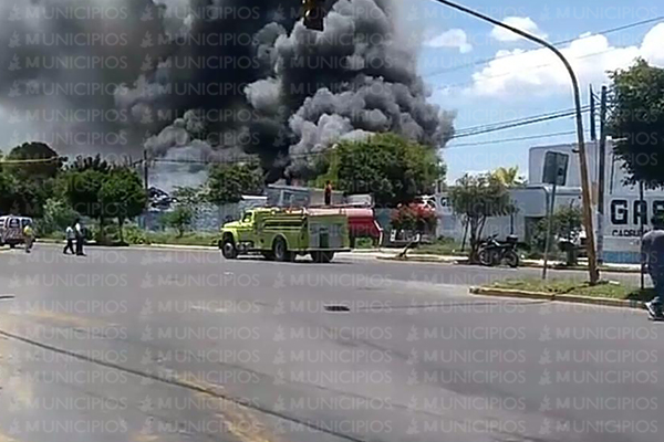 Incendio en corralón amenaza con llegar a gasera en Tehuacán