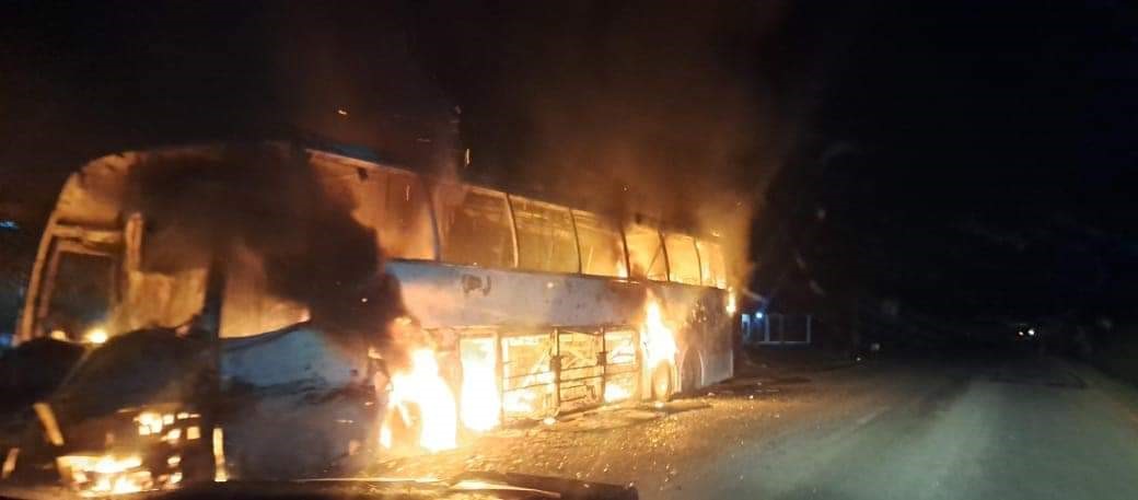 VIDEO Son quemados vehículos y dejan amenazas en Macuspana, Tabasco