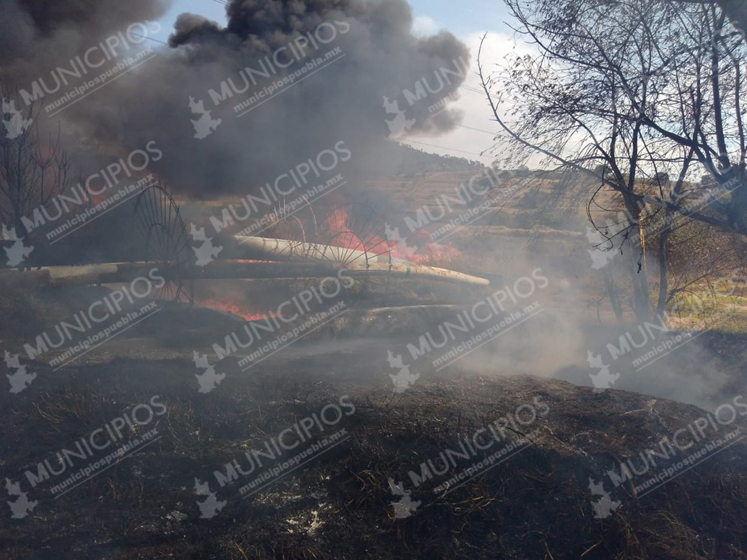 Incendio en zona de ductos alarma a vecinos de Texmelucan