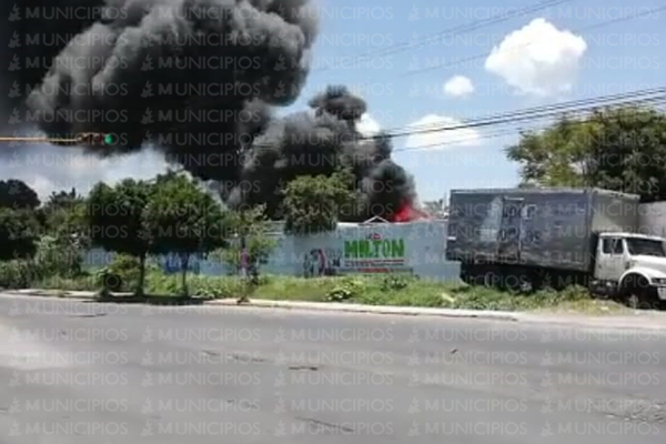 Incendio en corralón amenaza con llegar a gasera en Tehuacán