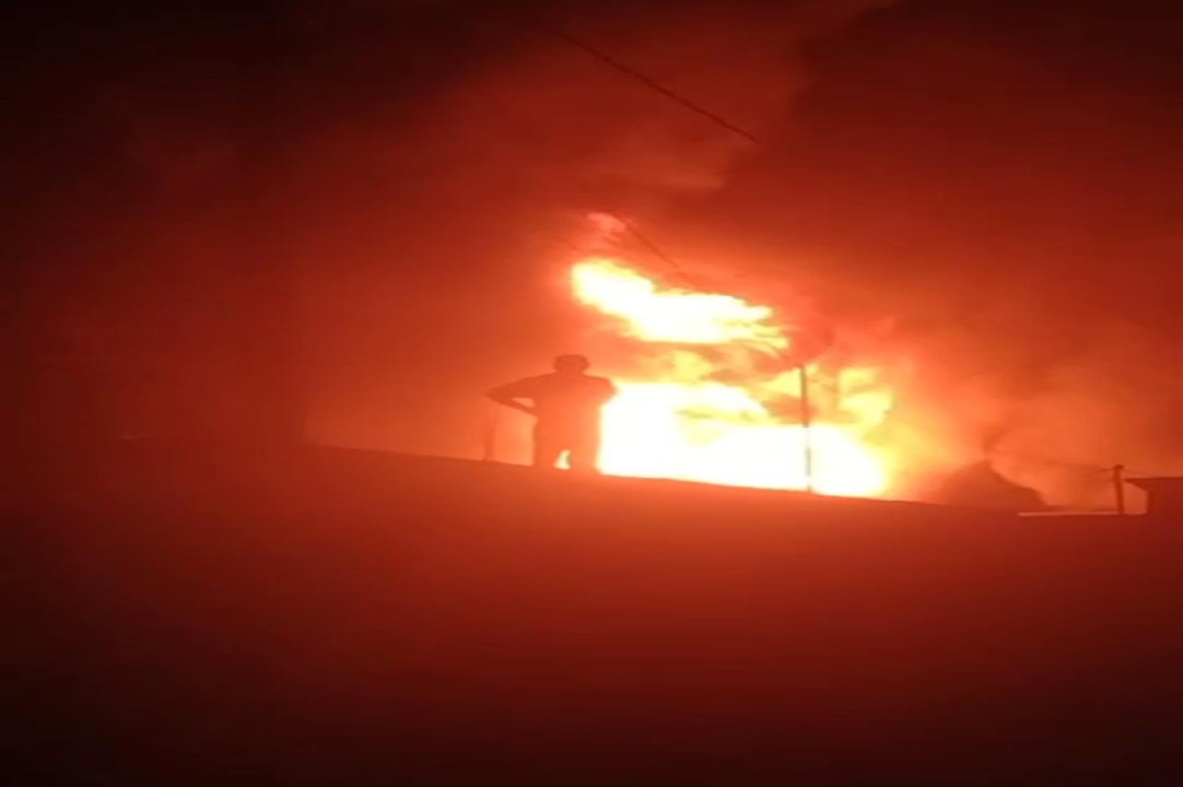 VIDEO Se incendia una fábrica de ceras en Texmelucan