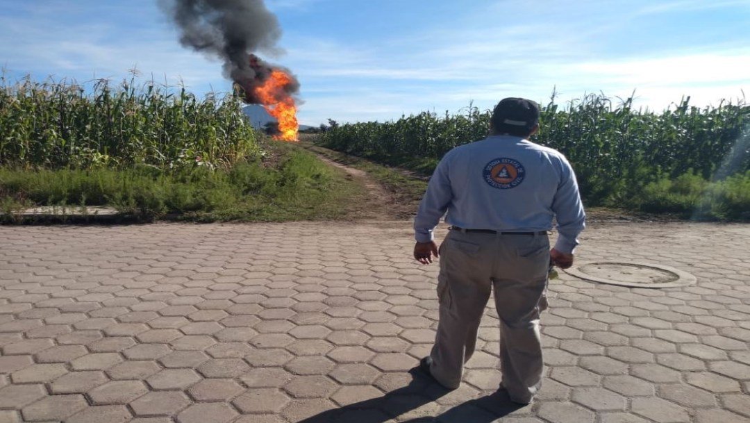 Incendio en toma clandestina en Acajete contamina la zona