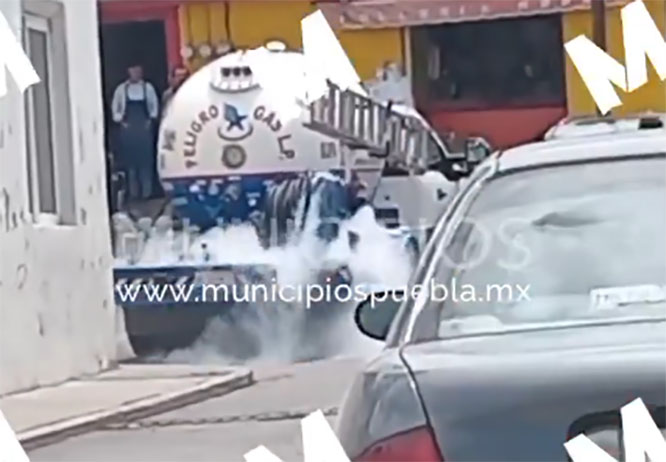 VIDEO Fuga en pipa de gas en Tlachichuca causa alarma entre vecinos