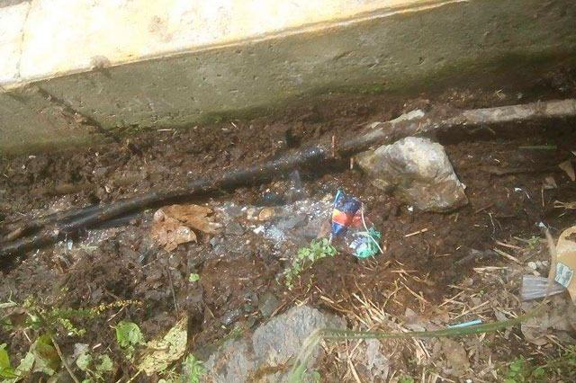 Fuga de agua en Chignautla lleva 15 días sin ser reparada