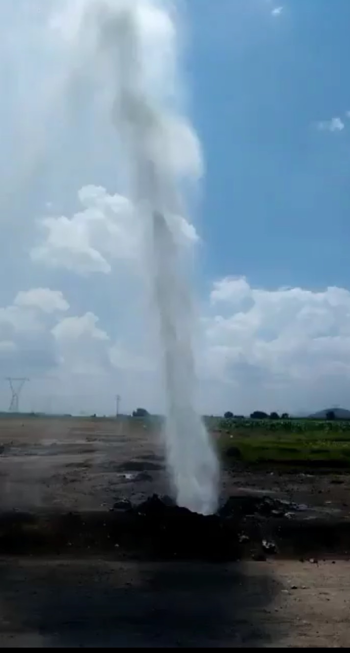 Fuga de combustible alcanza 7 metros de altura en Tepeaca