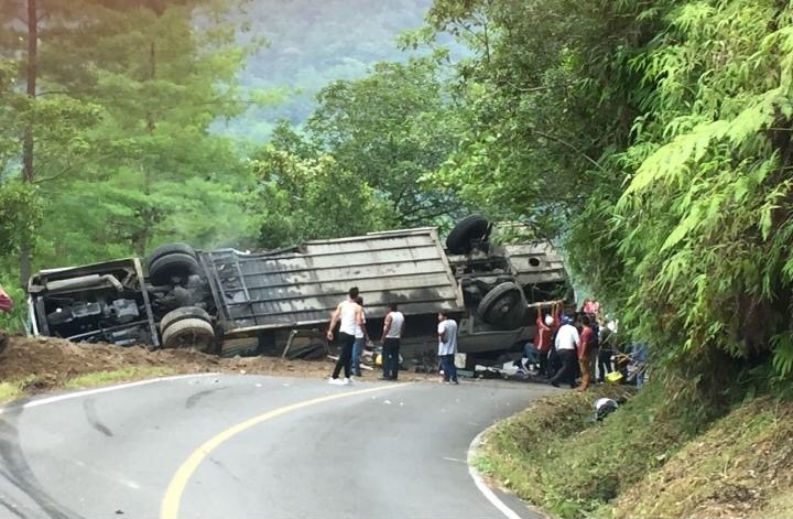 Deja ocho heridos accidente carretero en la Sierra Norte