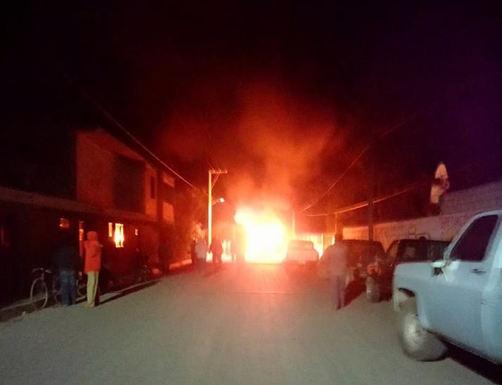 Pobladores de Tlacotepec linchan y queman a presunto ladrón