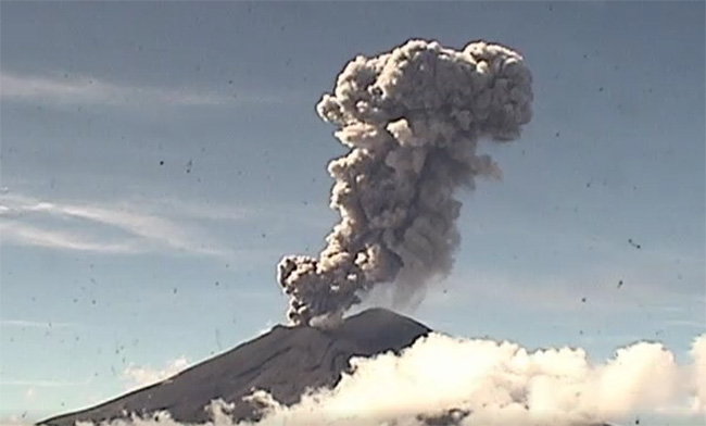 VIDEO Popocatépetl registra explosión y fumarola de 2200 metros de altura