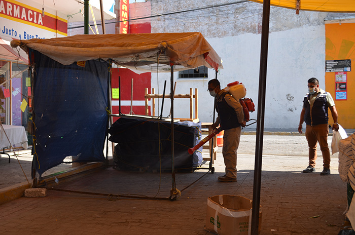 Fumigan mercado municipal de Ixcaquixtla