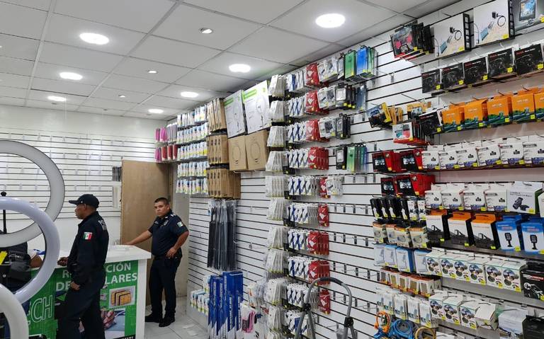 Roban 250 mil pesos de mercancía en negocio de celulares en Puebla