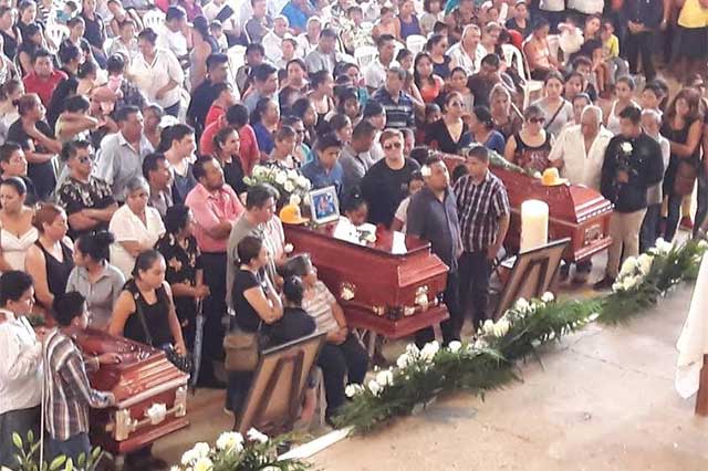 Sepultan a las tres deportistas fallecidas en volcadura en Acatenco