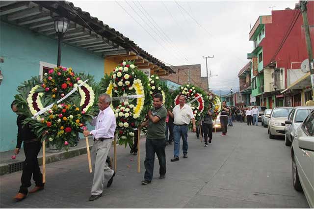 Claman por justicia para Aurelio Cabrera durante su funeral en Huauchinango