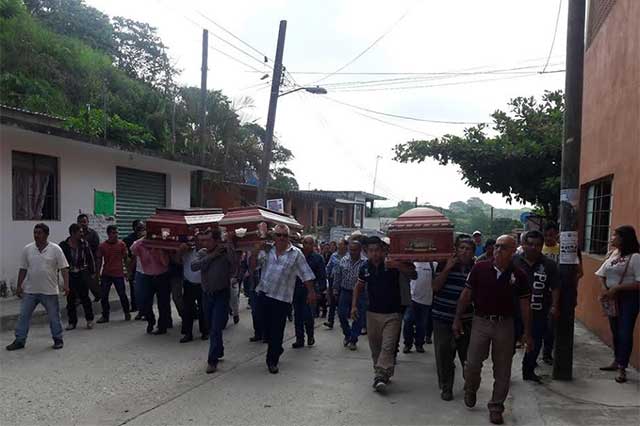 Sepultan a las tres deportistas fallecidas en volcadura en Acatenco