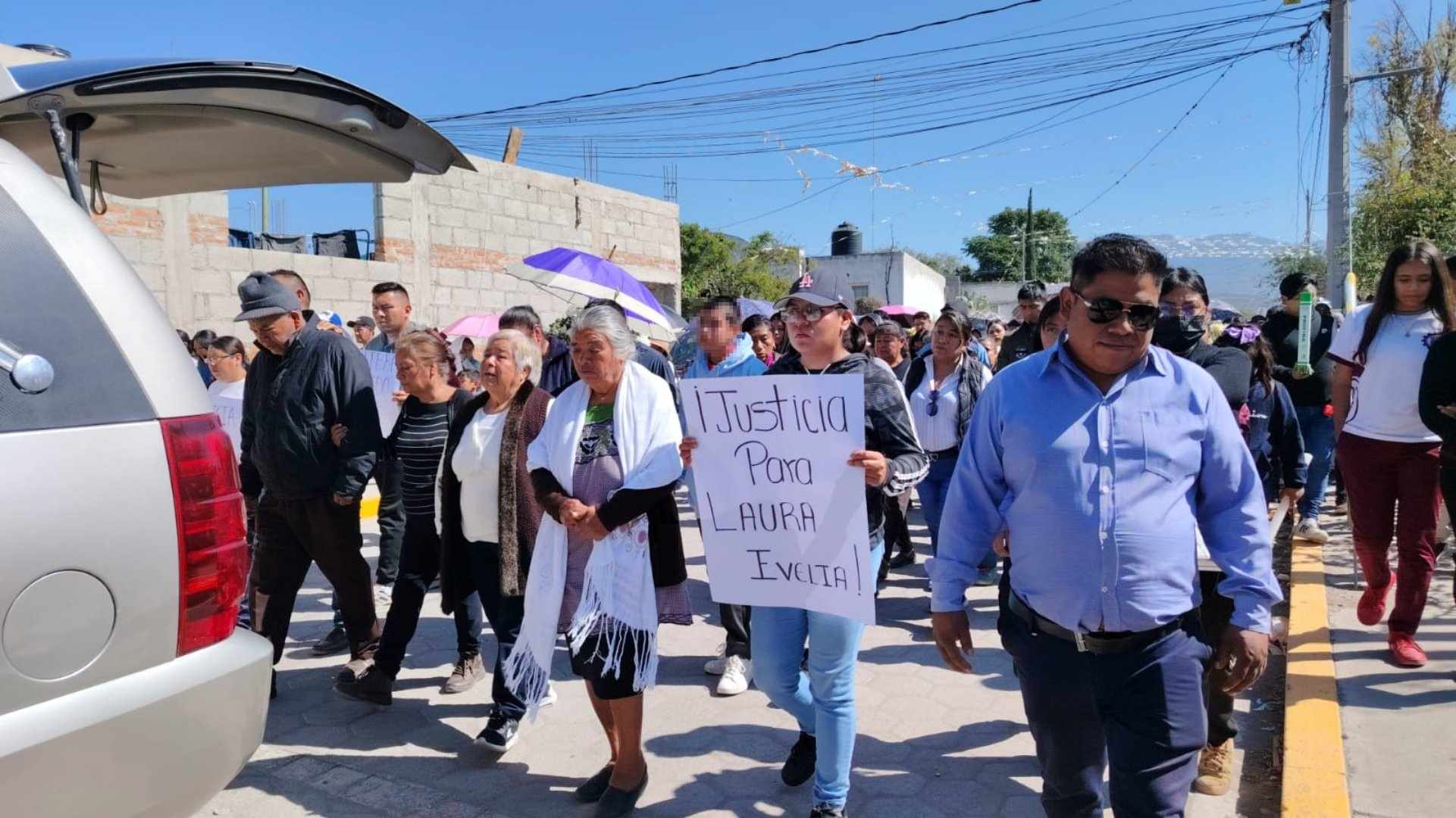 Entre dolor y clamor de justicia dan el último adiós a Laura, víctima de feminicidio en Miahuatlán