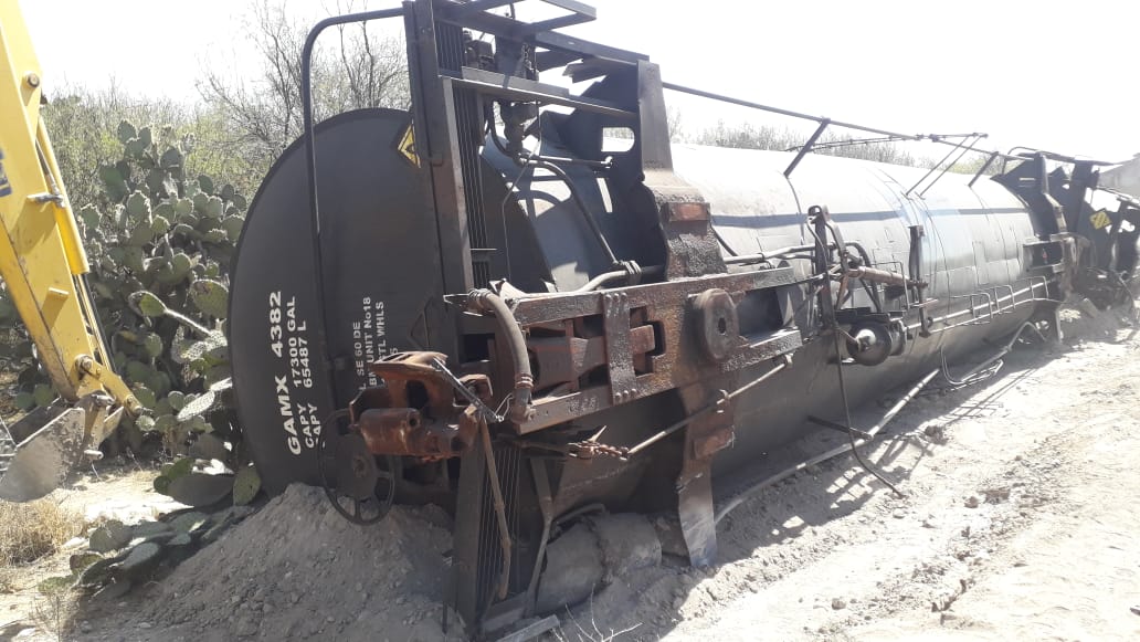 Con maquinaria pesada retiran furgones descarrilados en Tlacotepec