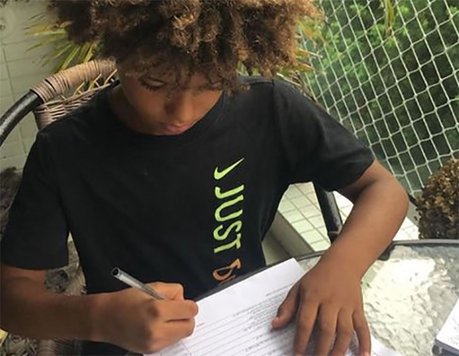 Futbolista brasileño de 8 años firman contrato millonario con Nike