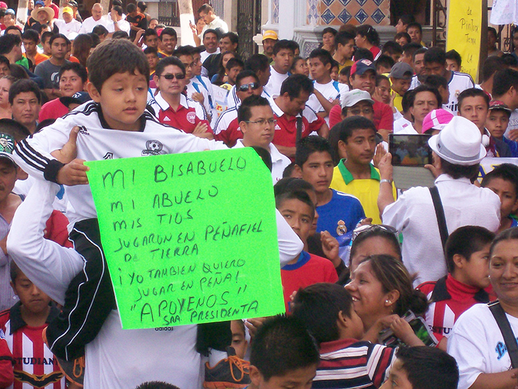 Marchan futbolistas en Tehuacán para exigir espacios deportivos