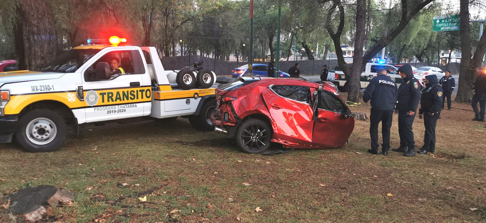 Joven choca y parte en dos su auto cerca de CU