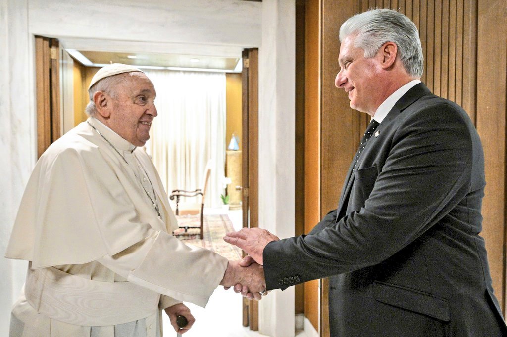Presidente de Cuba se reúne con el Papa en el Vaticano