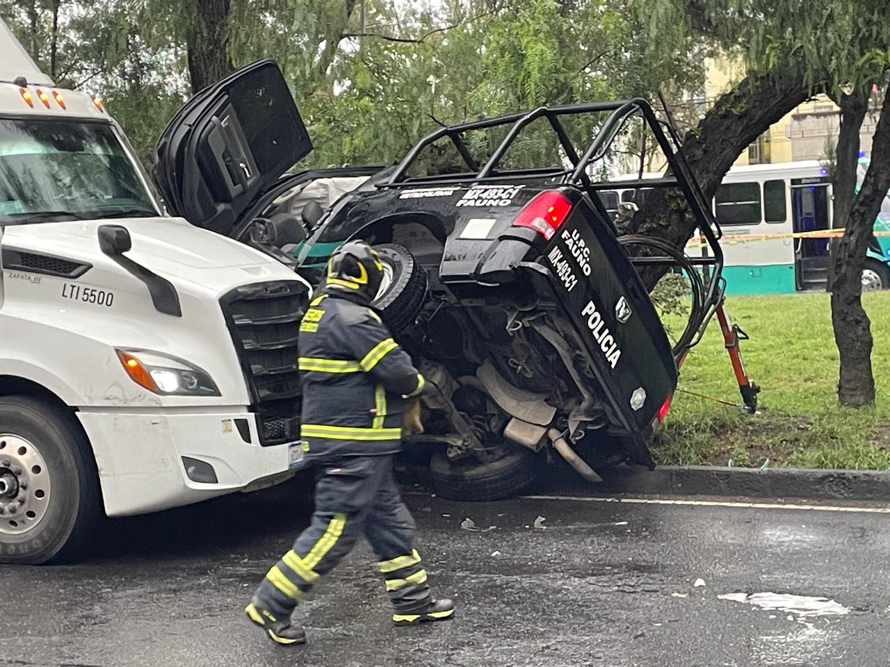 Patrulla choca de frente contra un tráiler, muere un policía