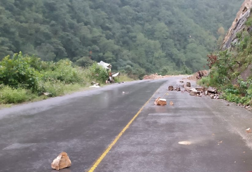 Lluvias provocan derrumbe de rocas en carretera de Zacatlán