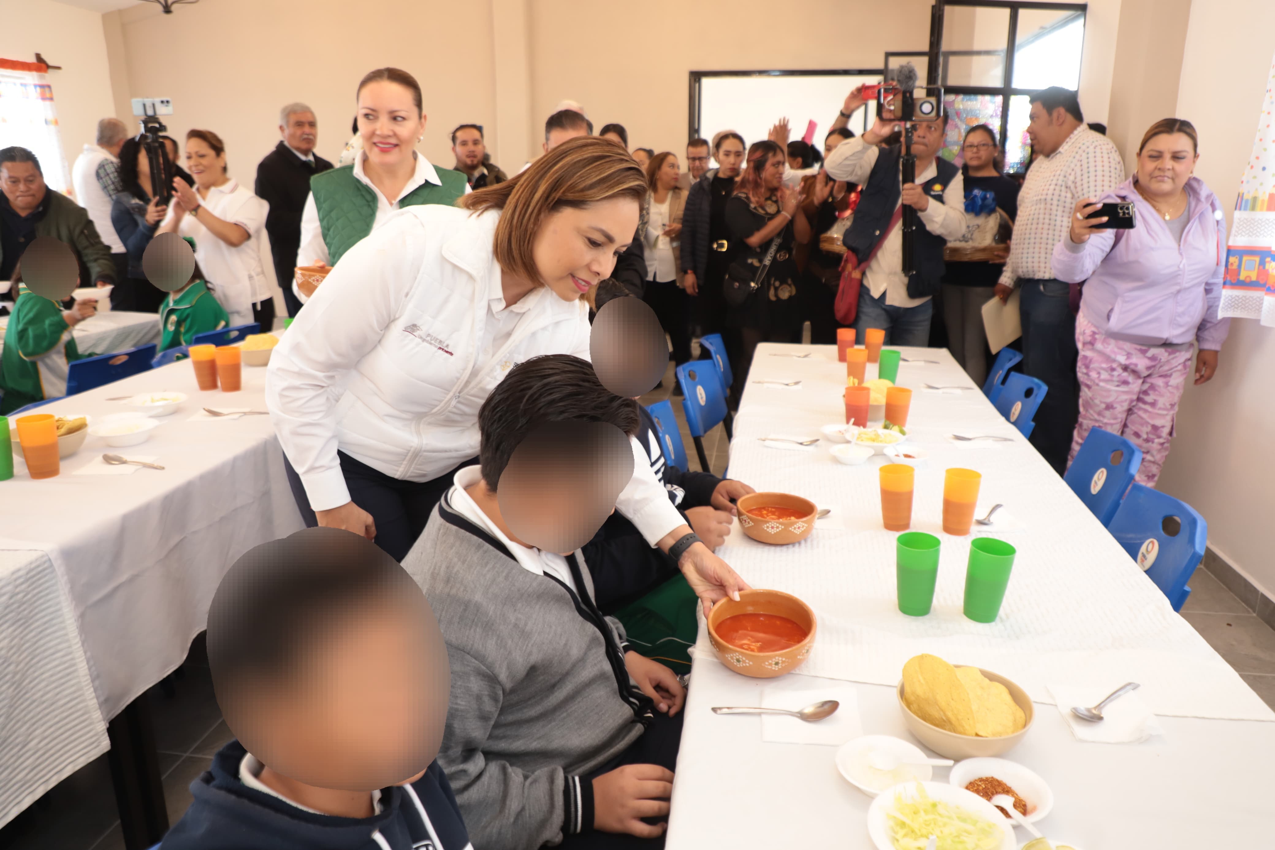 Entrega Gaby Bonilla apoyos a niñas, niños y personas con discapacidad en Teziutlán