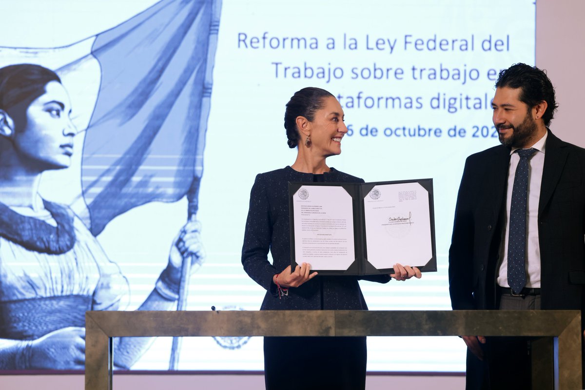 Claudia Sheinbaum firma iniciativa a favor de los repartidores