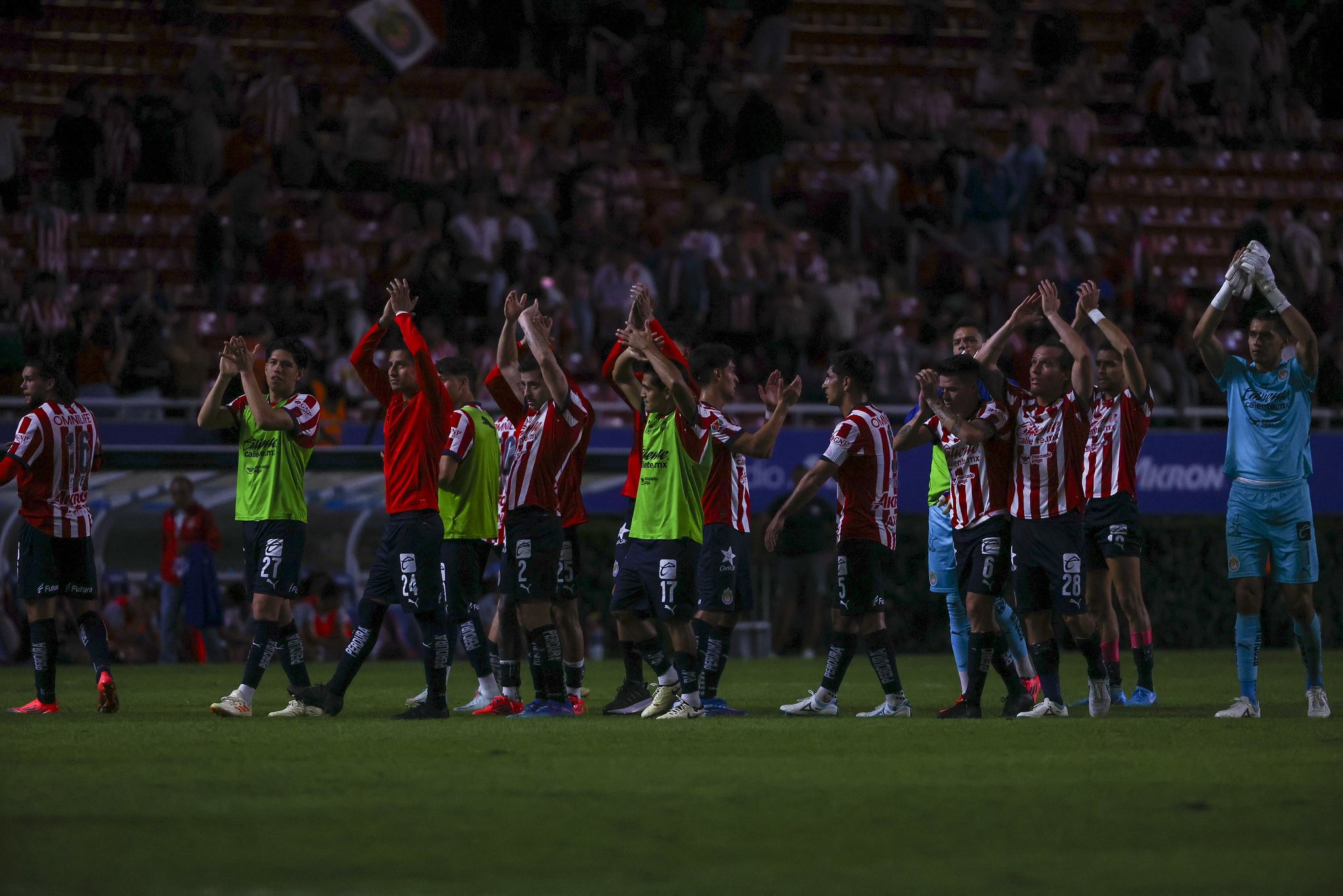 VIDEO Guadalajara remonta y derrota al Necaxa