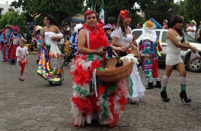 Arcos de cucharillas engalanan las fiestas patrias en la Mixteca