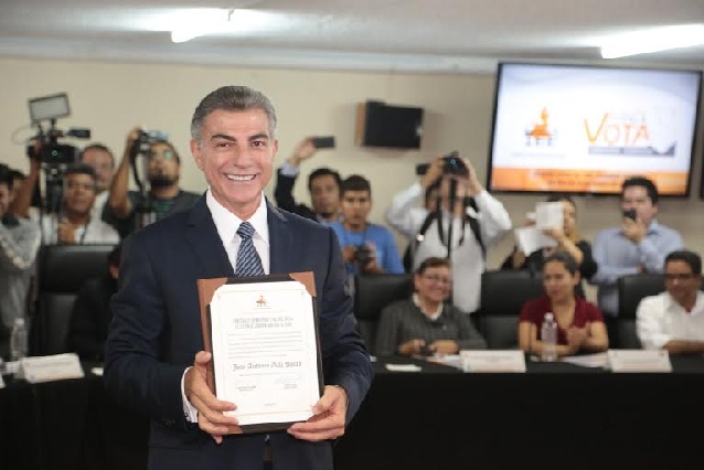 IEE entrega constancia de gobernador electo a Antonio Gali Fayad