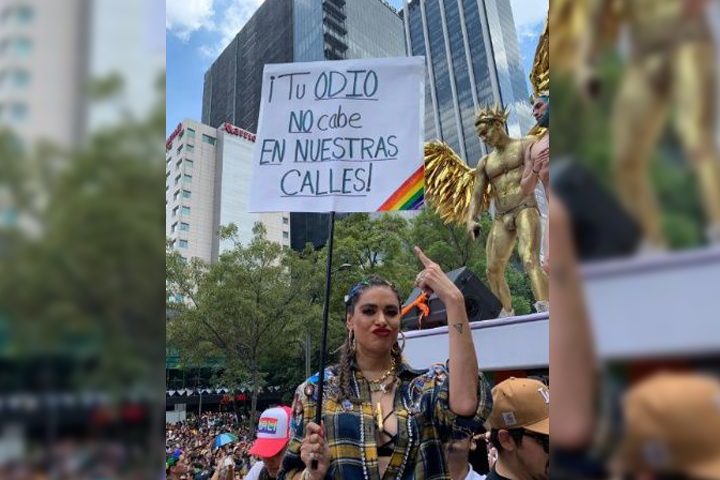 Galilea Montijo encabeza marcha LGBT en la CDMX
