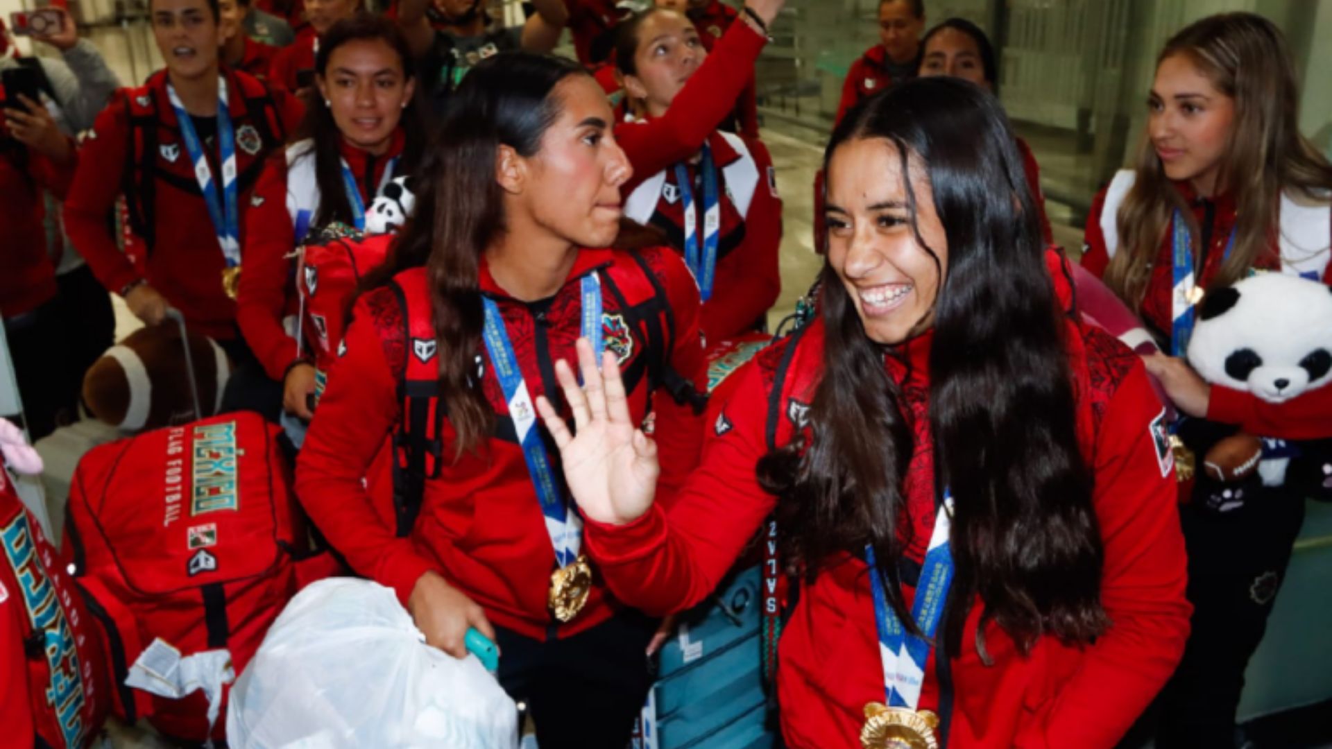 Selección mexicana de flag football femenil, es recibida con aplausos y gritos