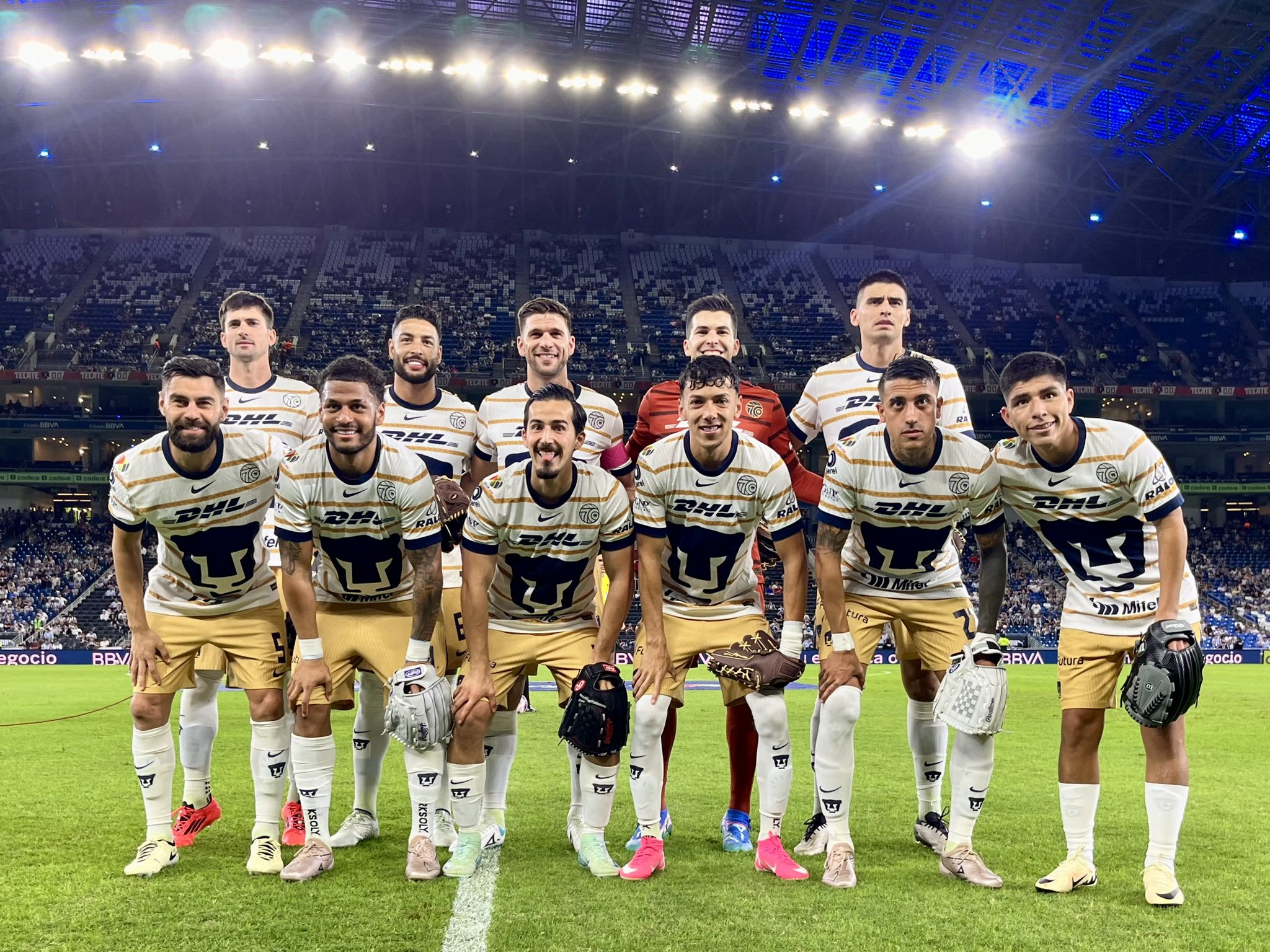 Hugo llora al recordar a Fernando Valenzuela y Pumas rinde homenaje en su honor