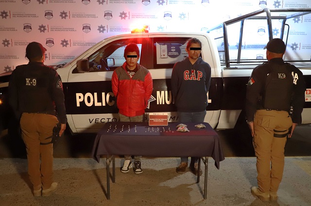 Caen dos hombres con 50 dosis de droga cuando orinaban en calles de Puebla