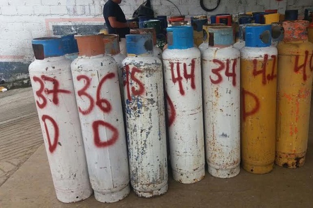 Aseguran bodega clandestina con 90 tanques de gas, en Huauchinango