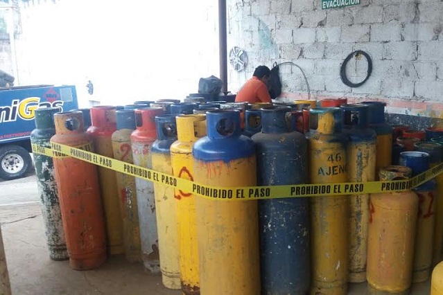 Aseguran bodega clandestina con 90 tanques de gas, en Huauchinango