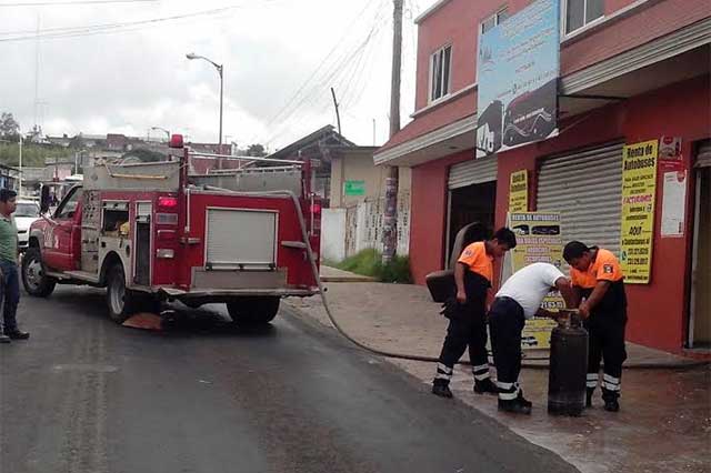 Fuga de gas ocasiona incendio en local de Teziutlán 