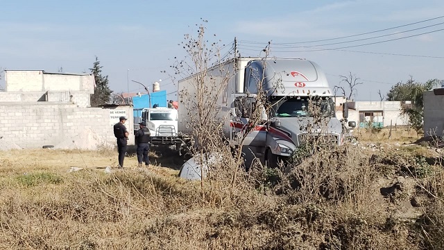 Aseguran trailer y camioneta de gas con reporte de robo en Texmelucan