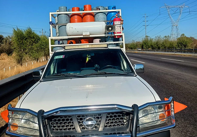Cae huachigasero con 50 tanques de gas LP en la México-Puebla