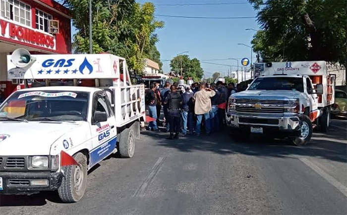 Protestan gaseros por competencia desleal  y cierran vialidad en Tehuacán 