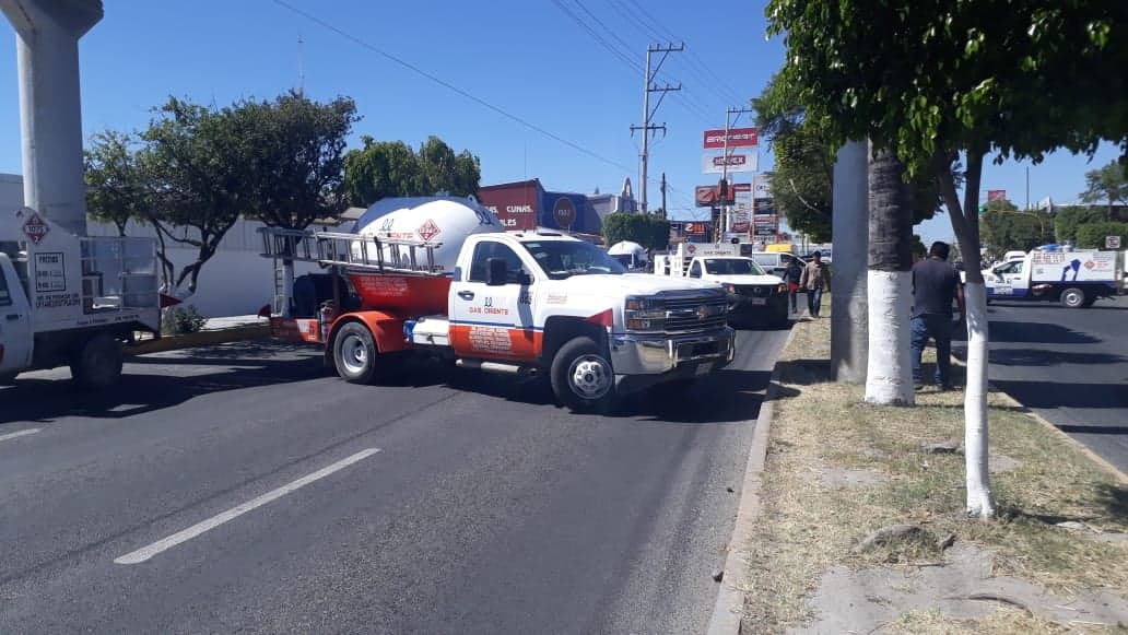 Bloquean gaseros de Tehuacán vialidad; exigen liberar a sus compañeros y unidades 