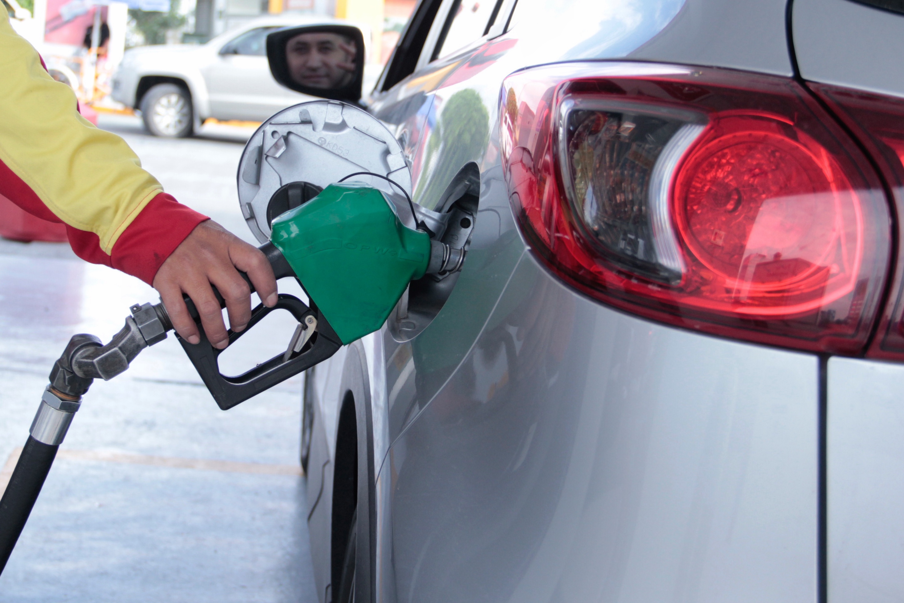 Balconea Profeco a gasolinera de Puebla por negarse a verificación