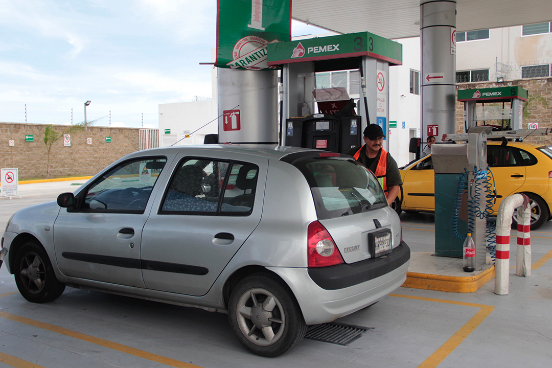 Podría aumentar 40 centavos al año gasolina: AMLO