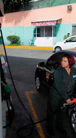 Escasez de gasolina es por ordeña de ductos, dice Pemex